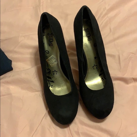 Black suede pumps (size 12) - Picture 2 of 3